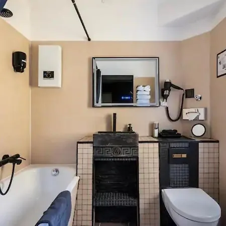 Miet-kamp Ruhig, Zentral, Nahe Messe, Ausgefallenes Design 2 Schlafzimmer *