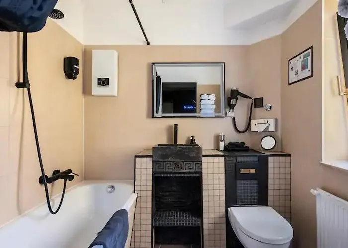 Miet-kamp Ruhig, Zentral, Nahe Messe, Ausgefallenes Design 2 Schlafzimmer *