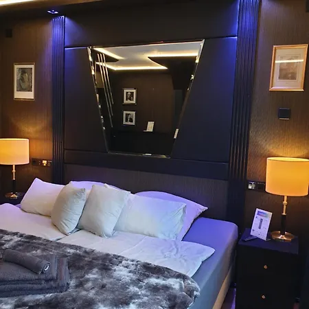 Miet-kamp Ruhig, Zentral, Nahe Messe, Ausgefallenes Design 2 Schlafzimmer *